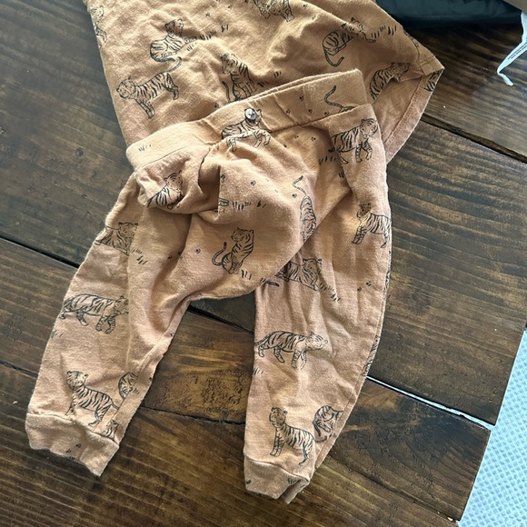 Rylee + Cru tiger Set tank and joggers 12-18 mos - Picture 2 of 5